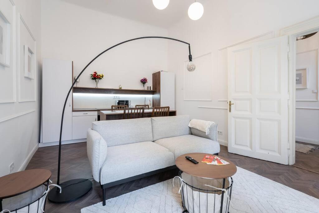 Stylish Apartment In The City Center Budapest Exterior photo