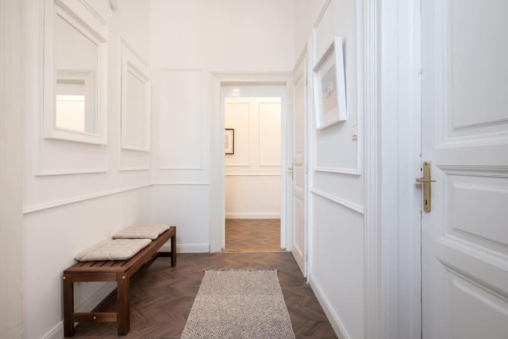 Stylish Apartment In The City Center Budapest Exterior photo