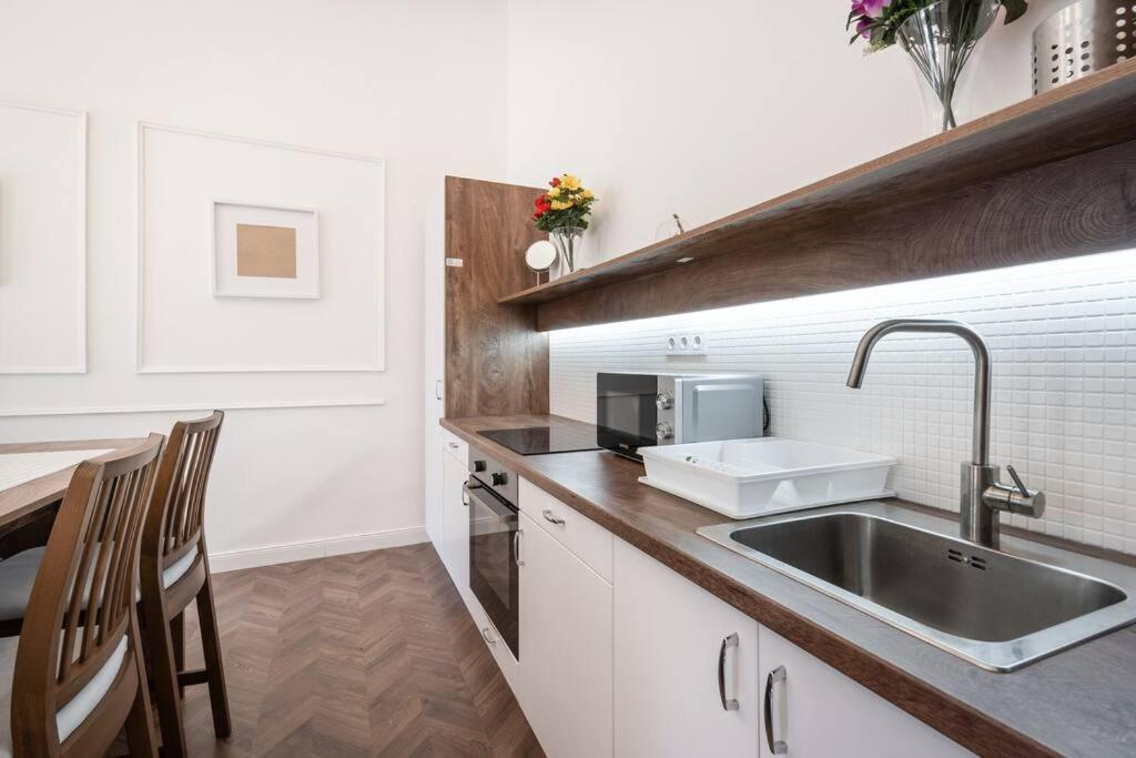 Stylish Apartment In The City Center Budapest Exterior photo